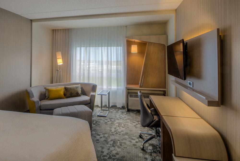 Courtyard By Marriott Winnipeg Airport Экстерьер фото