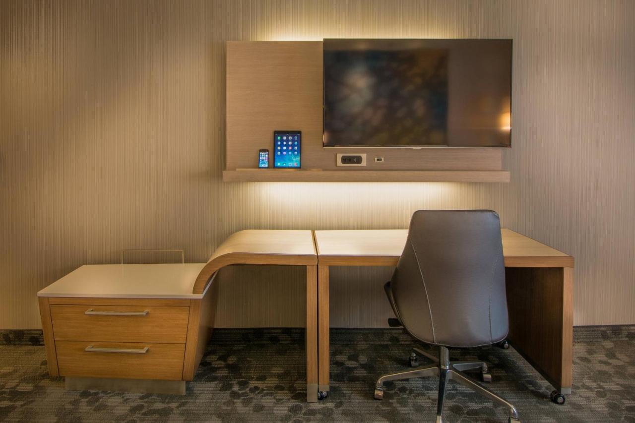 Courtyard By Marriott Winnipeg Airport Экстерьер фото
