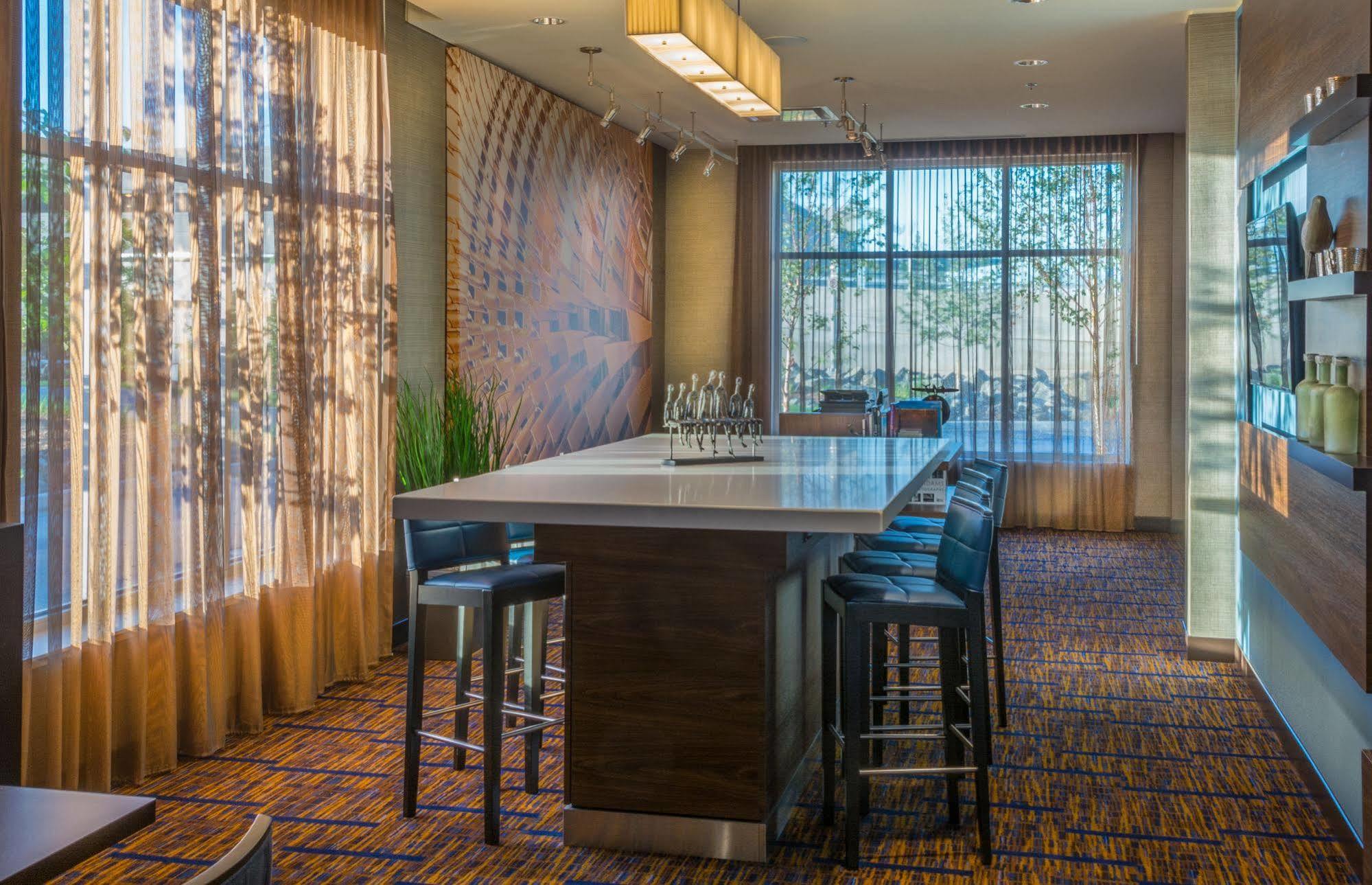 Courtyard By Marriott Winnipeg Airport Экстерьер фото
