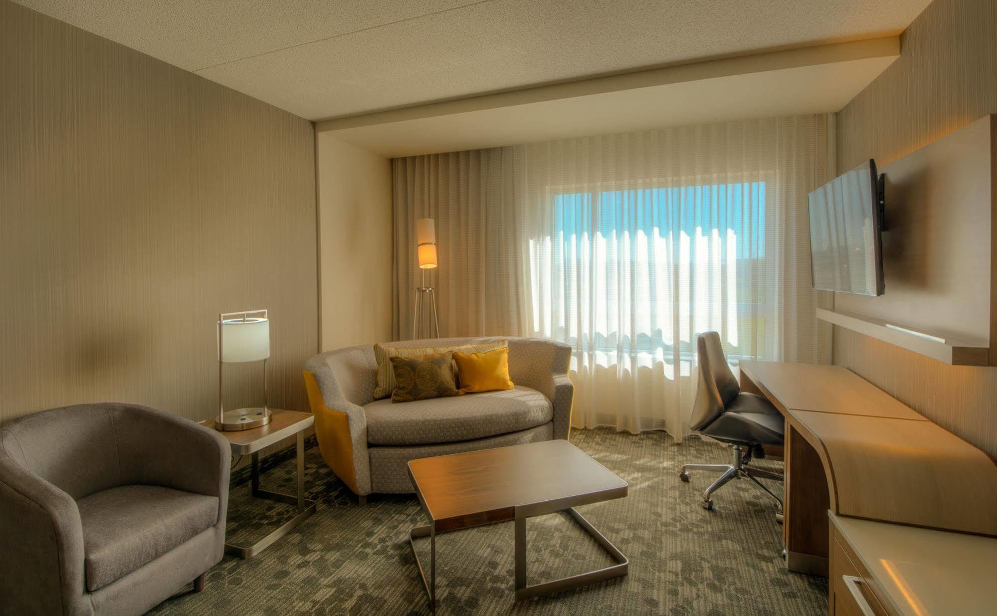 Courtyard By Marriott Winnipeg Airport Экстерьер фото